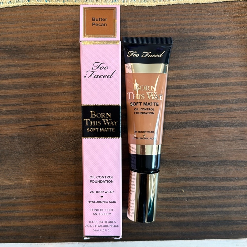 Too faced: Born This Way Soft Matte Foundation